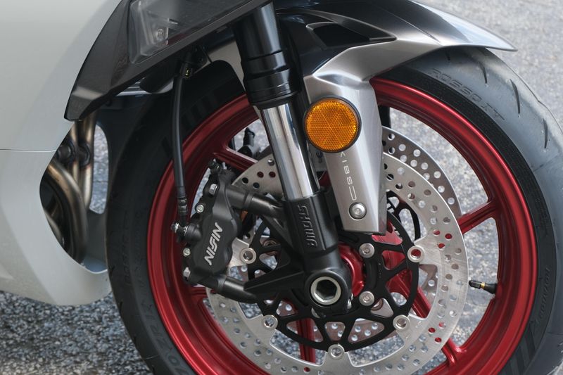 2025 Kawasaki NINJA ZX6R ABS PEARL ROBOTIC WHITE AND METALLIC GRAPHITE GRAY Image 20