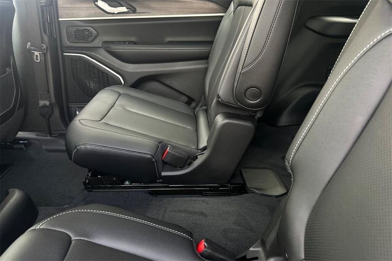 2025 Jeep Grand Cherokee Limited photo 9