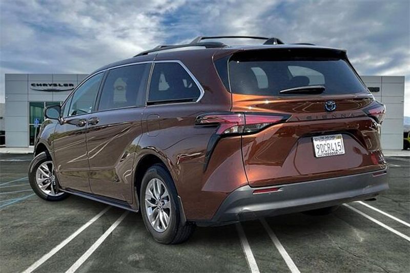 Used 2022 Toyota Sienna LE HybridImage 10