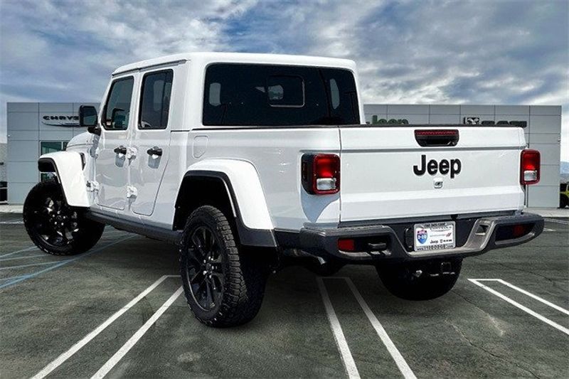 2024 Jeep Gladiator Nighthawk 4x4Image 2