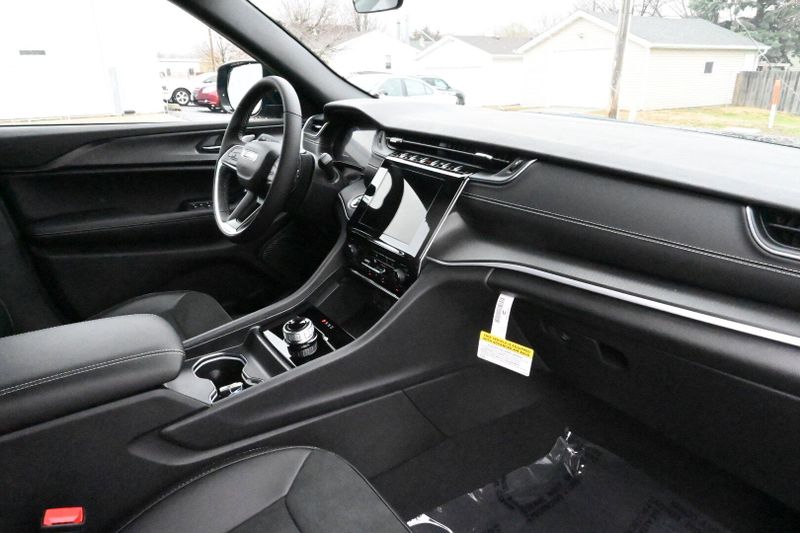 2025 Jeep Grand Cherokee Altitude XImage 16