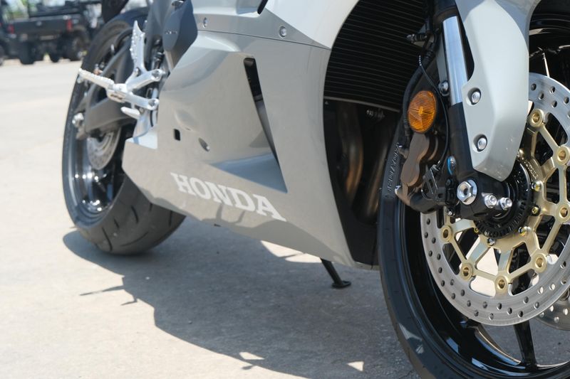 2025 Honda CBR600RR ABS DEEP PEARL GRAY Image 18