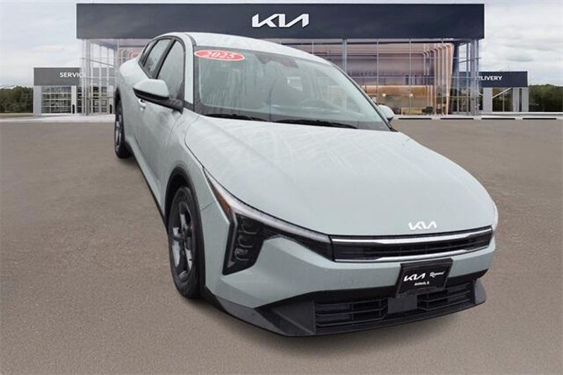 New 2025 Kia K4 LXSImage 10