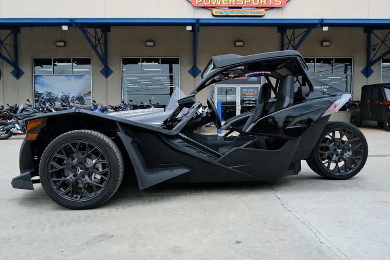 NEW 2025 POLARIS SLINGSHOT SL AUTODRIVE  in a JET BLACK exterior color. Family PowerSports (877) 886-1997 familypowersports.com 