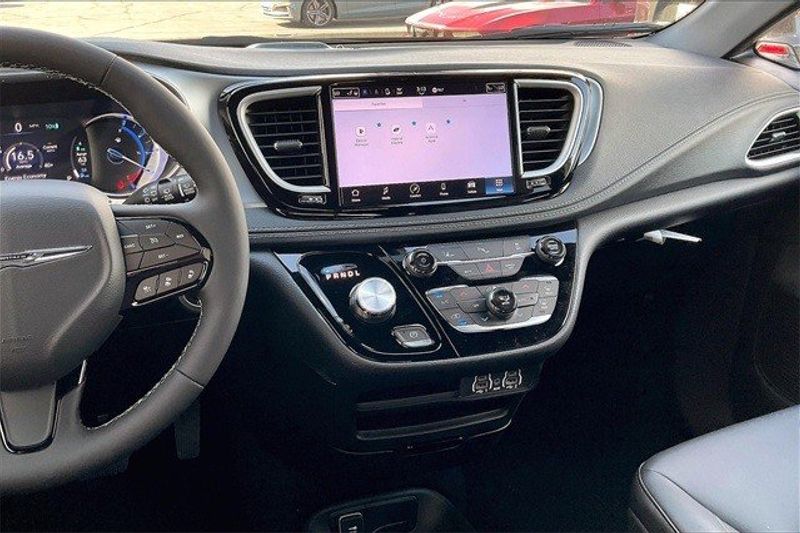 2023 Chrysler Pacifica Plug-in Hybrid Touring LImage 5