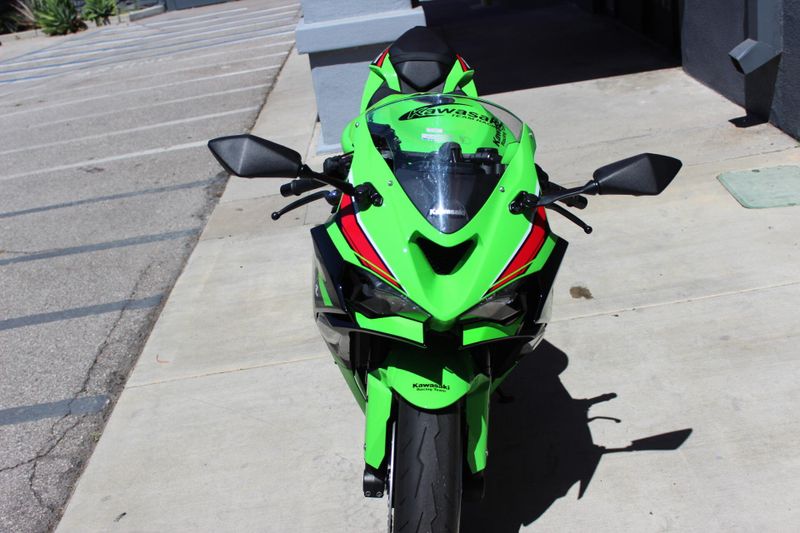 2024 Kawasaki Ninja ZX-6R ABS Image 2