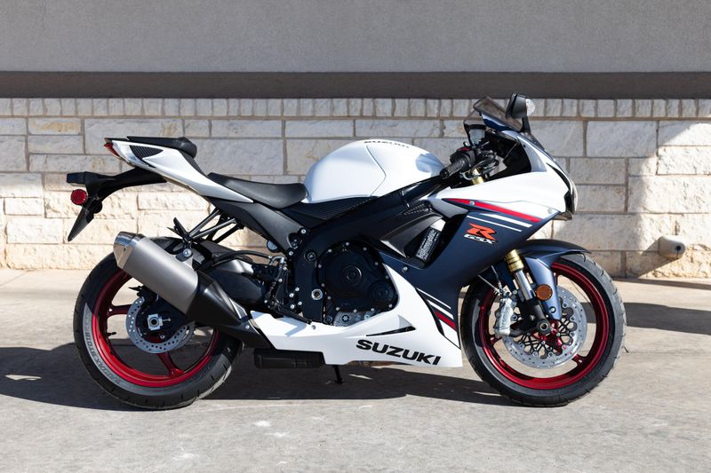 2025 Suzuki GSXR600 PEARL BRILLIANT WHITE AND METALLIC MATTE STELLAR BLUEImage 2