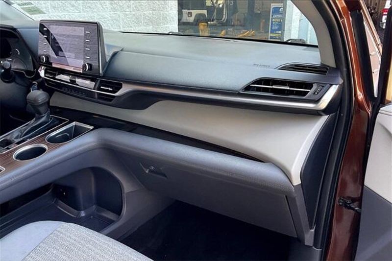 Used 2022 Toyota Sienna LE HybridImage 16