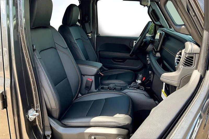 2025 Jeep Gladiator Sport photo 8