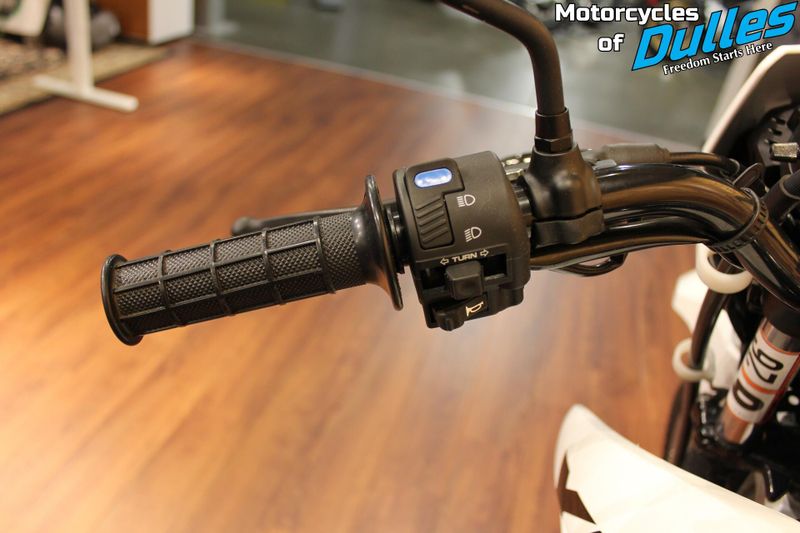 2023 Honda XR 150L Image 9