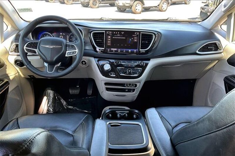 2022 Chrysler Pacifica Touring LImage 15