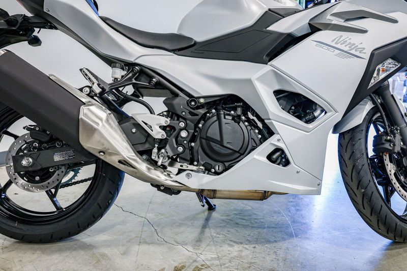 2025 Kawasaki NINJA 500 KRT EDITION  METALLIC MATTE WHITISH SILVERMETALLIC MOONDUST GRAYImage 10