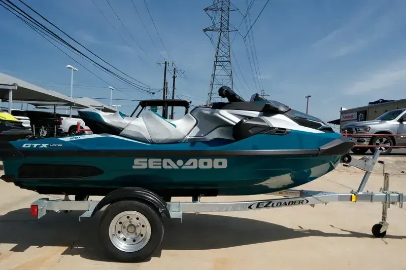 2025 SEADOO GTX 300 WITH SOUND SYSTEM IDF BLUE ABYSS AND GULFSTREAM BLUE Image 6