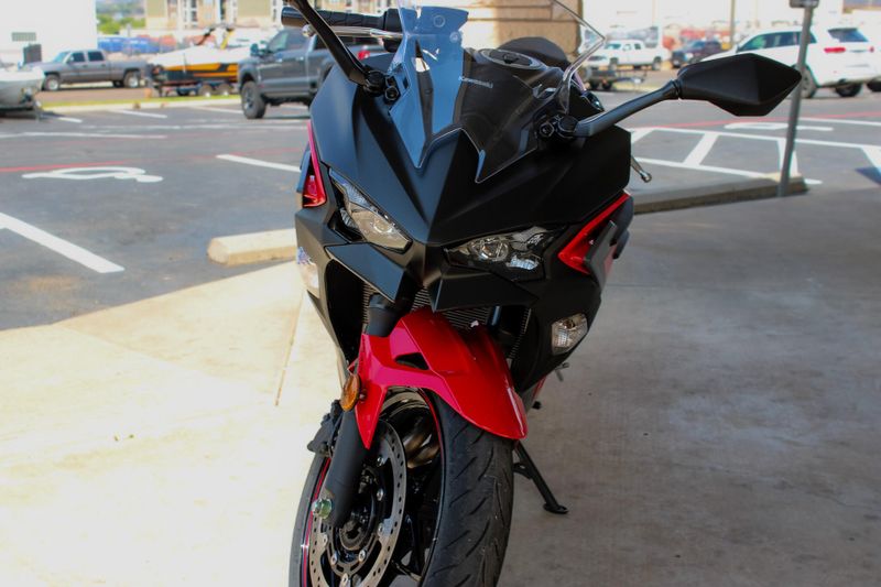 2025 Kawasaki NINJA 500 ABS PASSION RED AND METALLIC FLAT SPARK BLACK AND METALLIC MATTE DARK GRAY Image 3