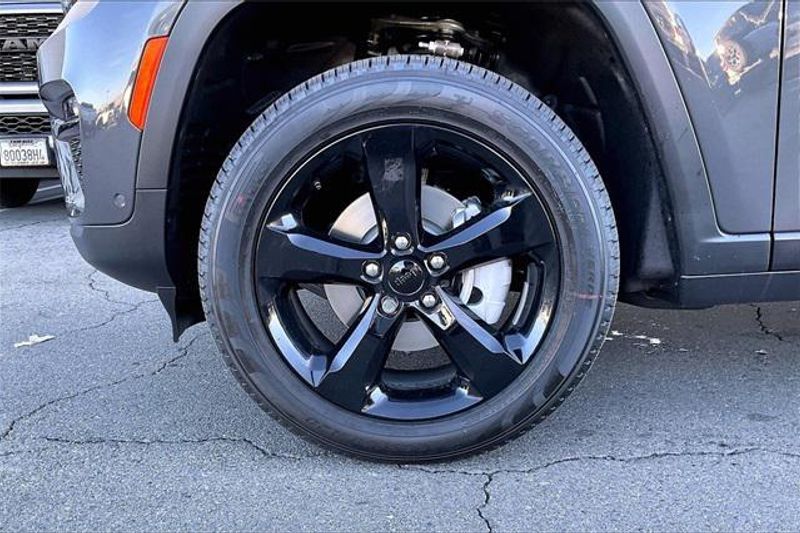 New 2025 Jeep Grand Cherokee Limited 4x4Image 10