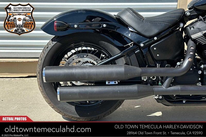 2020 Harley-Davidson Softail in a BILLARD RED/BLK W/PINSTRIPE exterior color. BMW Motorcycles of Temecula – Southern California (951) 506-6903 bmwmotorcyclesoftemecula.com 