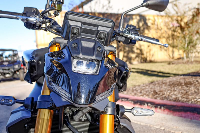 2025 Yamaha MT09 SP  LIQUID METAL AND RAVEN Image 2
