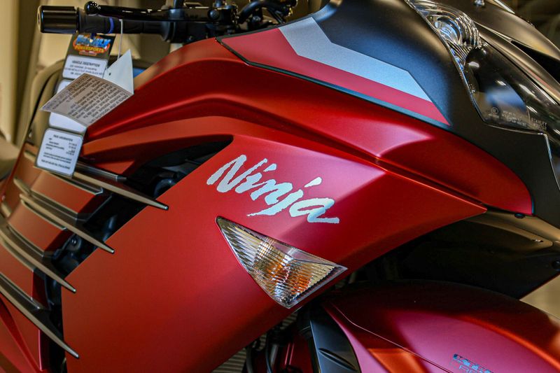 2025 Kawasaki NINJA ZX14R ABS METALLIC MATTE RED AND METALLIC FLAT SPARK BLACK AND METALLIC MATTE GRAPHITE GRAYImage 18