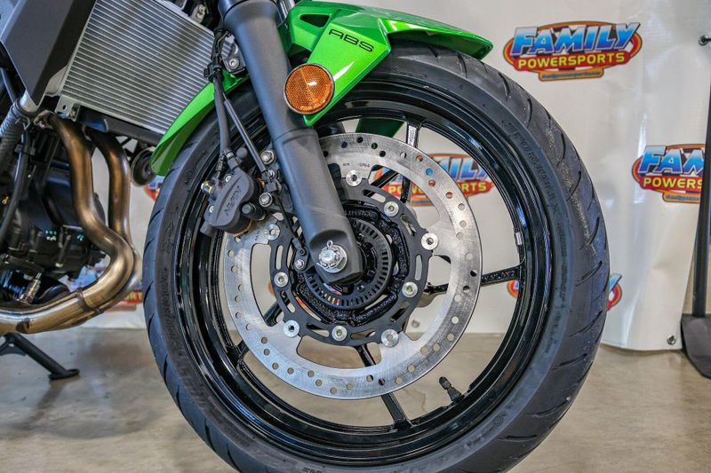 2024 Kawasaki Z500 ABS CANDY LIME GREEN AND METALLIC FLAT SPARK BLACK AND METALLIC GRAPHITE GRAYImage 13