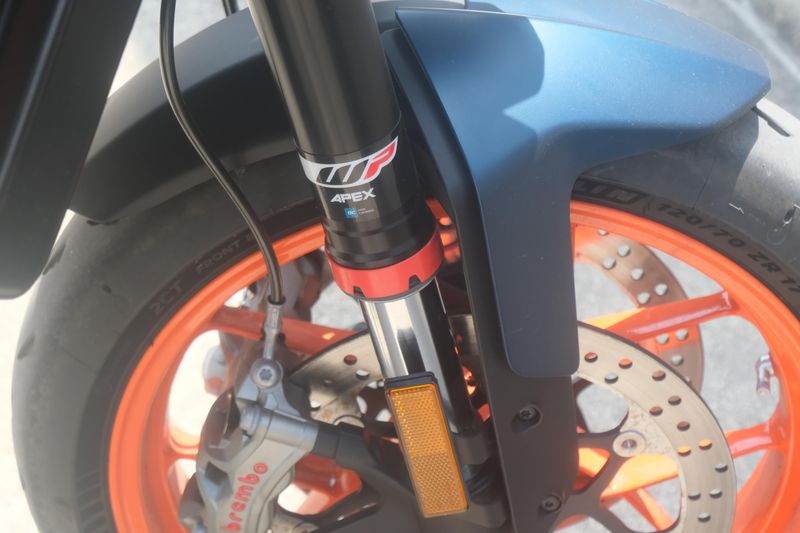 2023 KTM 890 DUKE R ORANGE AND BLUE Image 21