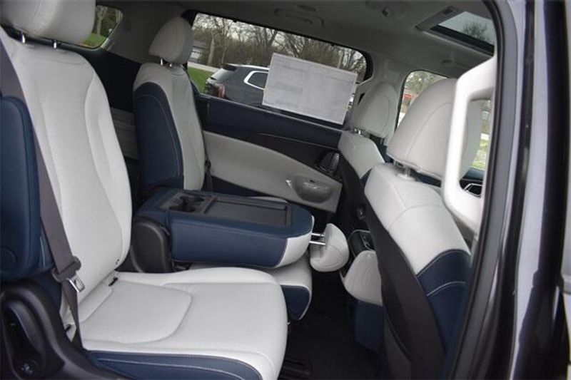2025 Kia Carnival SX PrestigeImage 17