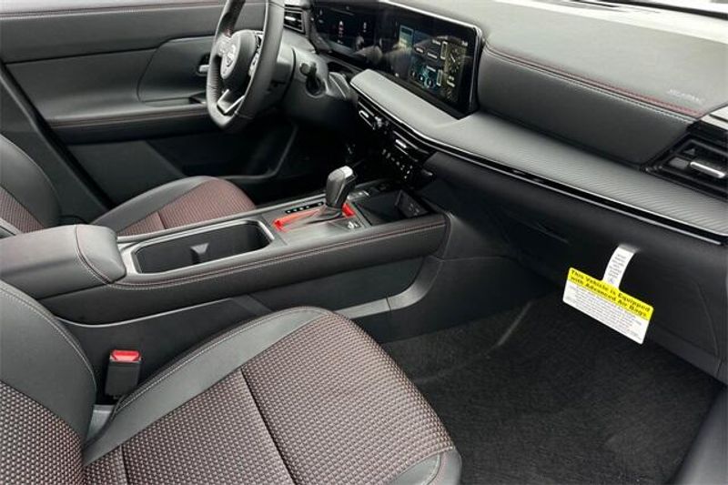 New 2025 Nissan Kicks SRImage 13