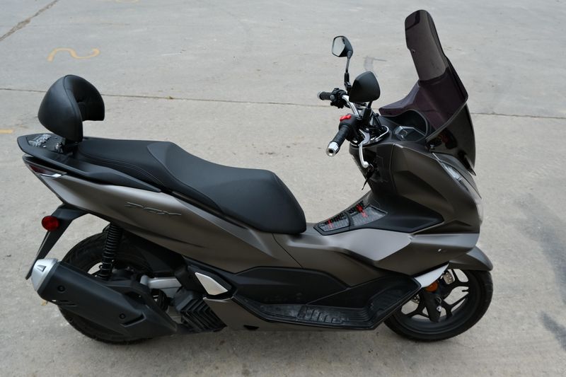 USED 2023 HONDA PCX ABS Image 2