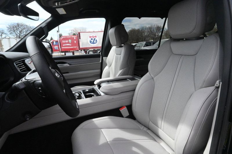 2025 Wagoneer L Image 11