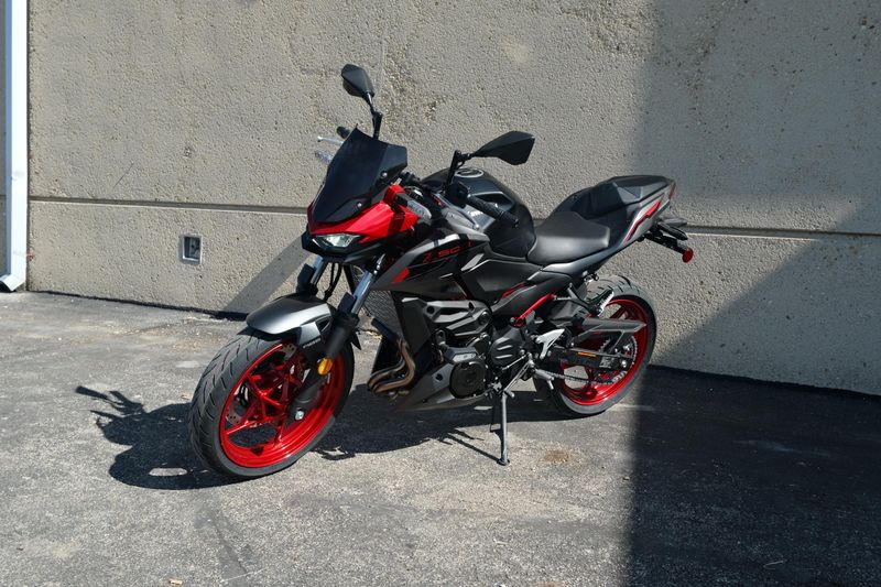 2025 Kawasaki Z500 SE ABS CANDY PERSIMMON RED AND METALLIC FLAT SPARK BLACK AND METALLIC MATTE GRAPHENESTEEL GRAY Image 7