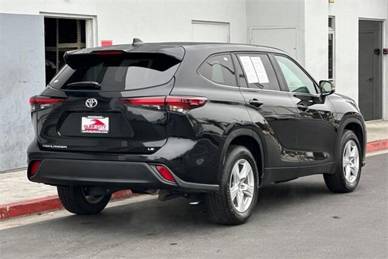 Used 2024 Toyota Highlander LEImage 4