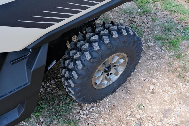 2025 Can-Am DEFENDER MAX LIMITED CAB HD10 DESERT TAN AND STEALTH BLACK Image 11