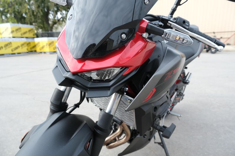 2025 Kawasaki Z500 SE ABS CANDY PERSIMMON RED AND METALLIC FLAT SPARK BLACK AND METALLIC MATTE GRAPHENESTEEL GRAYImage 4