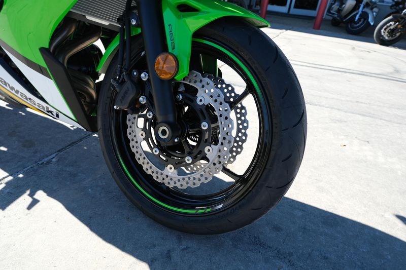 2025 Kawasaki NINJA 650 KRT EDITION ABS LIME GREEN AND EBONY AND PEARL BLIZZARD WHITEImage 22