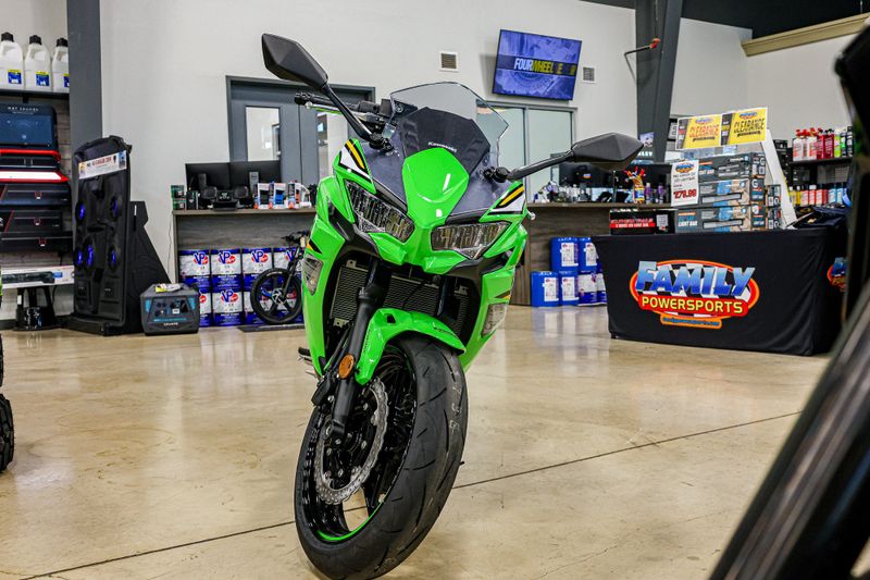 2025 Kawasaki NINJA 650 KRT EDITION ABS  LIME GREENEBONYPEARL BLIZZARD WHITEImage 15