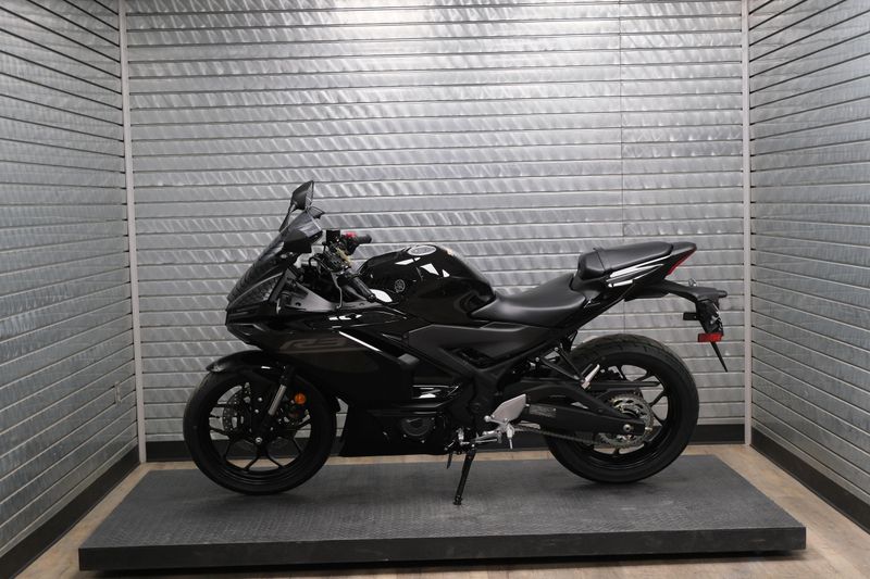 NEW 2026 YAMAHA YZFR3 ABS Image 6