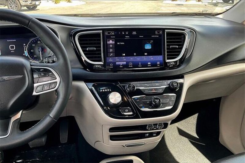 2022 Chrysler Pacifica Touring L photo 5