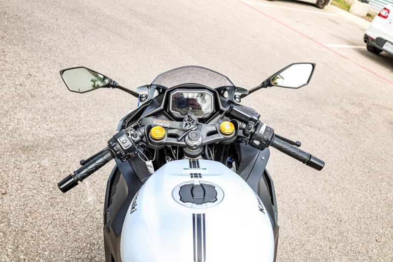 2025 Kawasaki NINJA ZX4RR ABS  METALLIC MATTE WHITISH SILVER AND METALLIC FLAT SPARK BLACK Image 20