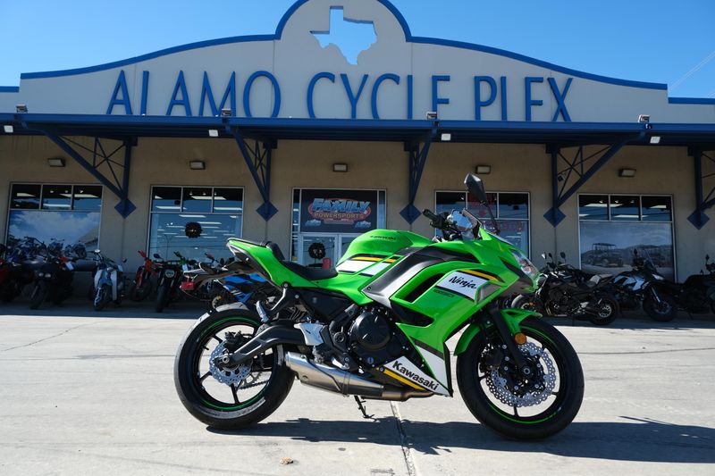 2025 Kawasaki NINJA 650 KRT EDITION ABS LIME GREEN AND EBONY AND PEARL BLIZZARD WHITEImage 14