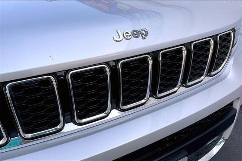 Used 2023 Jeep Grand Cherokee L LimitedImage 30