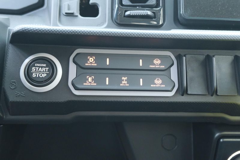 NEW 2026 CAN-AM DEFENDER MAX XT CAB HD11 WITH 1025 INCH TOUCHSCREEN Image 25