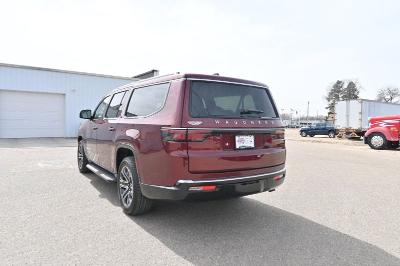 2025 Wagoneer L Image 6