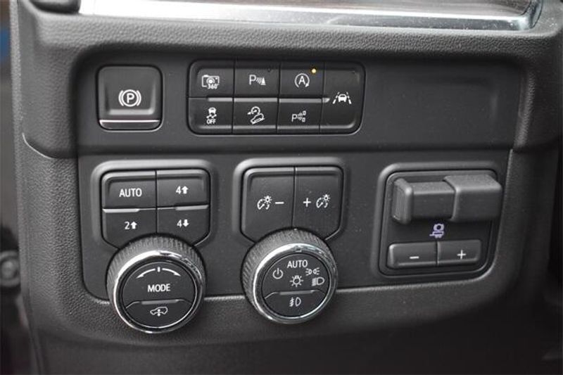 2025 Chevrolet Suburban Z71Image 26