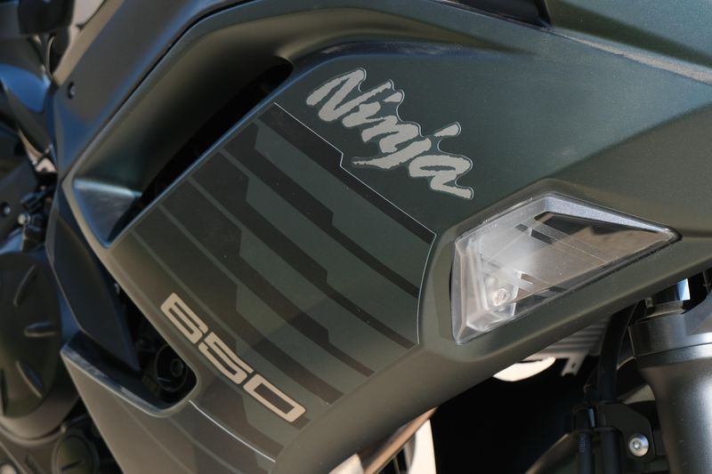 2025 Kawasaki NINJA 650 ABS METALLIC MATTE OLD SCHOOL GREEN AND METALLIC SPARK BLACK Image 21