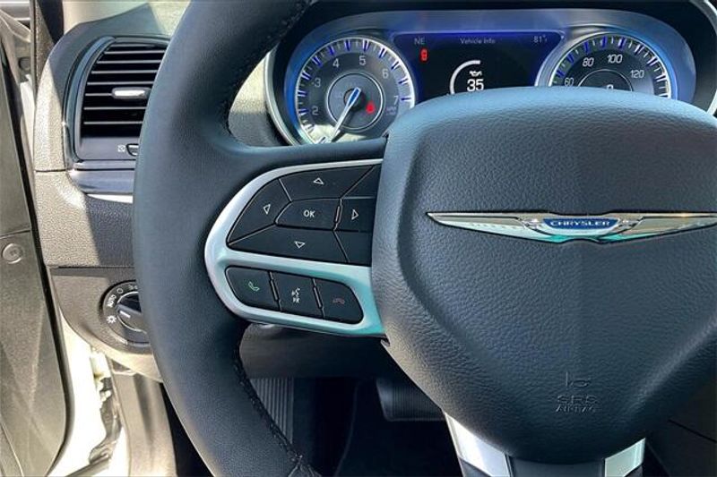 2023 Chrysler 300 TouringImage 18
