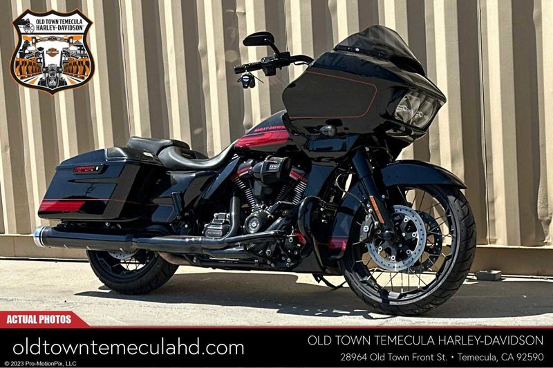 2021 Harley-Davidson Road Glide in a BLACK HOLE W/PINSTRIPE exterior color. BMW Motorcycles of Temecula – Southern California (951) 506-6903 bmwmotorcyclesoftemecula.com 