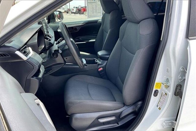 2022 Toyota RAV4 LEImage 24