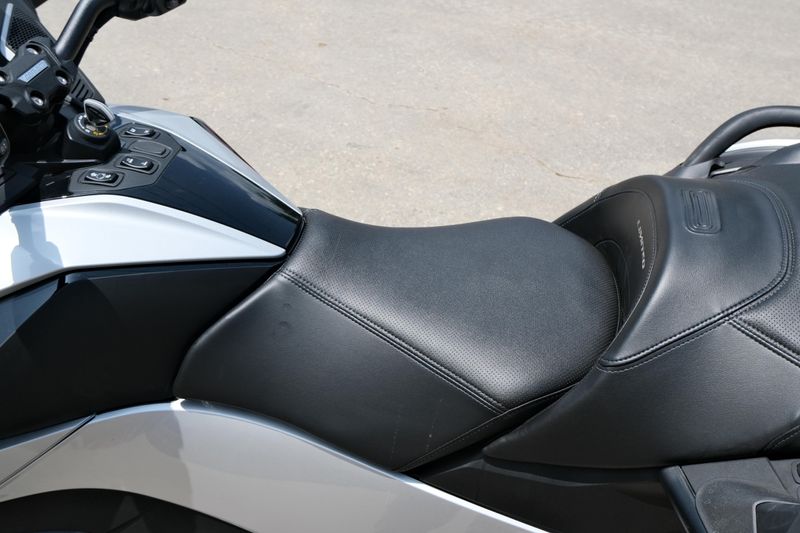 2024 Can-Am SPYDER RT LIMITED HYPER SILVER WITH PLATINUM Image 9