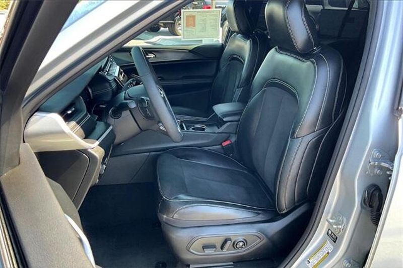 Used 2023 Jeep Grand Cherokee L AltitudeImage 24
