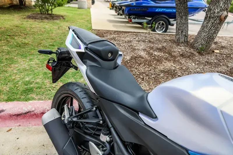 2025 Yamaha YZFR3 ABS LUNAR WHITE AND NEBULA BLUE Image 24