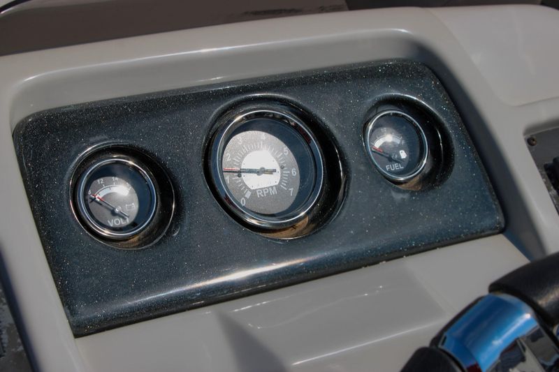 USED 2022 CREST CLASSIC FISH 220 C4 Image 23